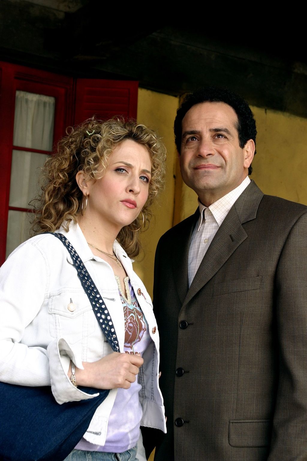 Tony Shalhoub és Bitty Schram 2002-ben a Monk - A flúgos nyomozó című sorozatban.