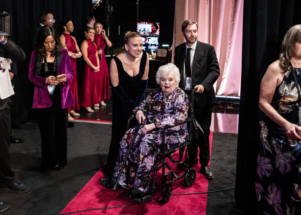 HOLLYWOOD, CALIFORNIA - MARCH 02: (EDITORIAL ONLY, NO BOOK COVERS) (L-R) Scarlett Johansson and June Squibb attend the 97th Annual Oscars at Dolby Theatre on March 02, 2025 in Hollywood, California. (Photo by John Shearer/97th Oscars/The Academy via Getty Images)