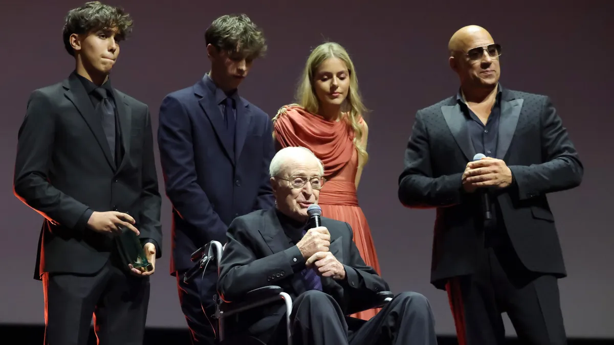 Michael Caine unokái körében vette át a rangos elismerést