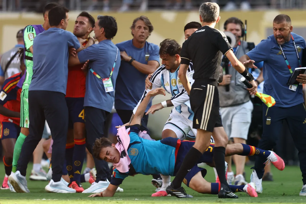 Az 5-ös számú argentin középpályás, Leandro Paredes nekirontott a 9-es számú spanyol középpályásnak, Gavinaka 2026-os labdarúgó-világbajnokság döntője után.