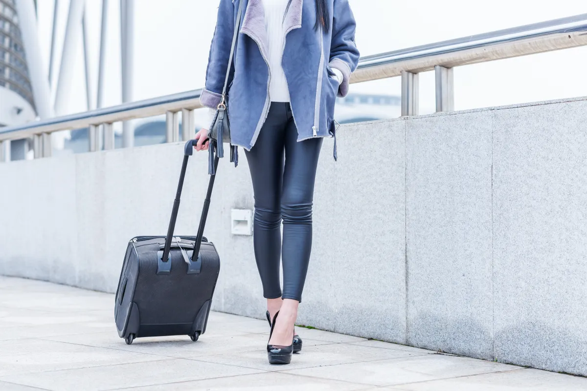 A leggings a repülőkön nem a legideálisabb viselet.