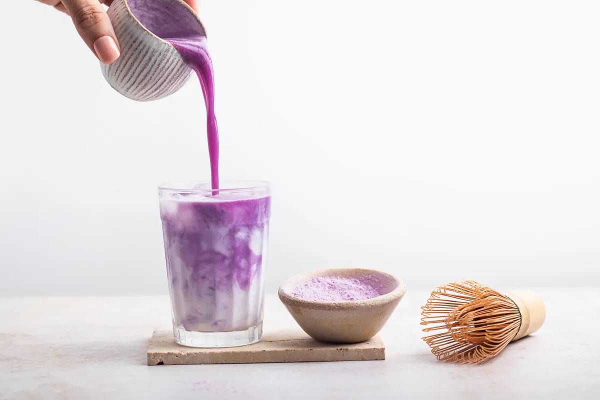 Tavaszi kávé: ube latte lilás színben.