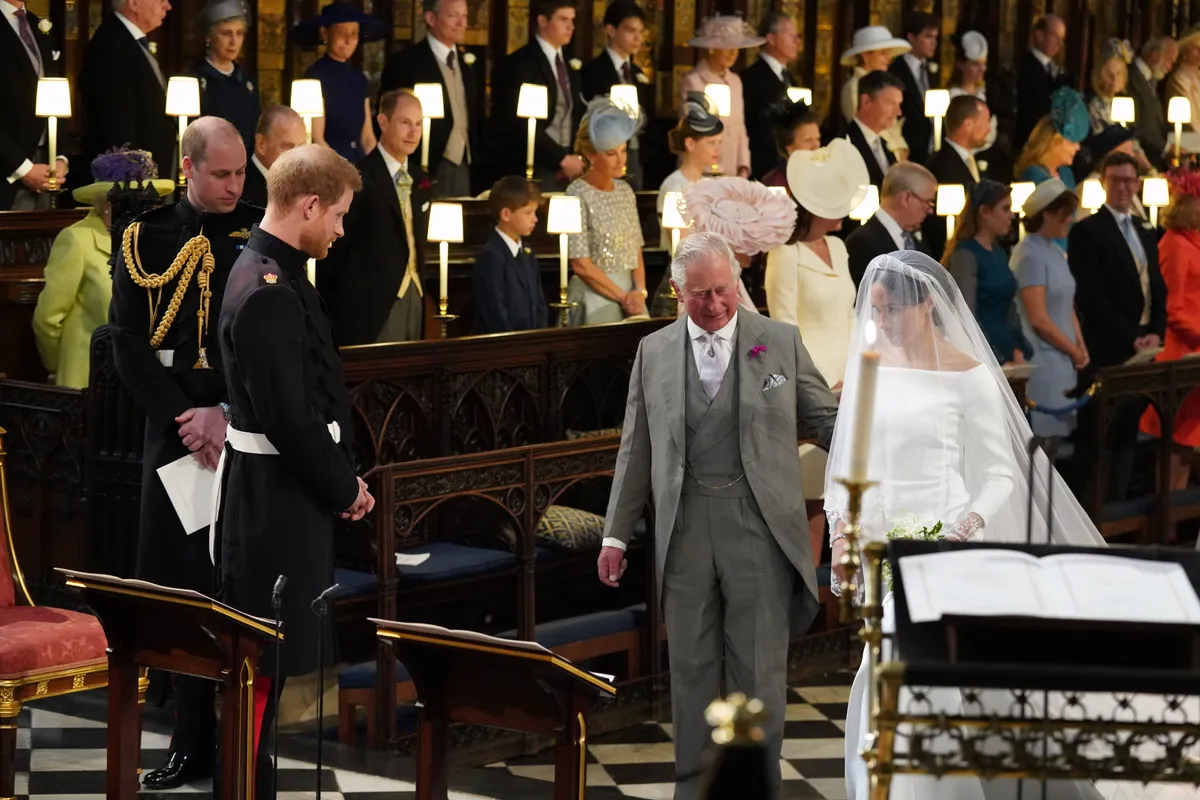 Meghan Markle-t Károly, akkori walesi herceg vezette az oltárhoz.
