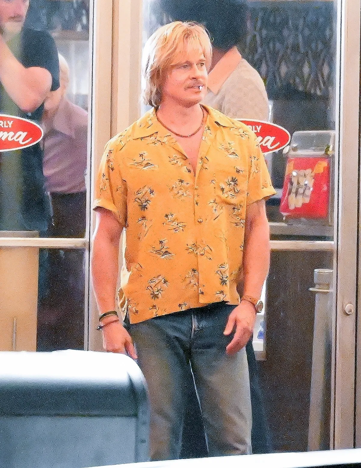 Brad Pitt a Volt egyszer egy... Hollywood spinoffjának forgatásán