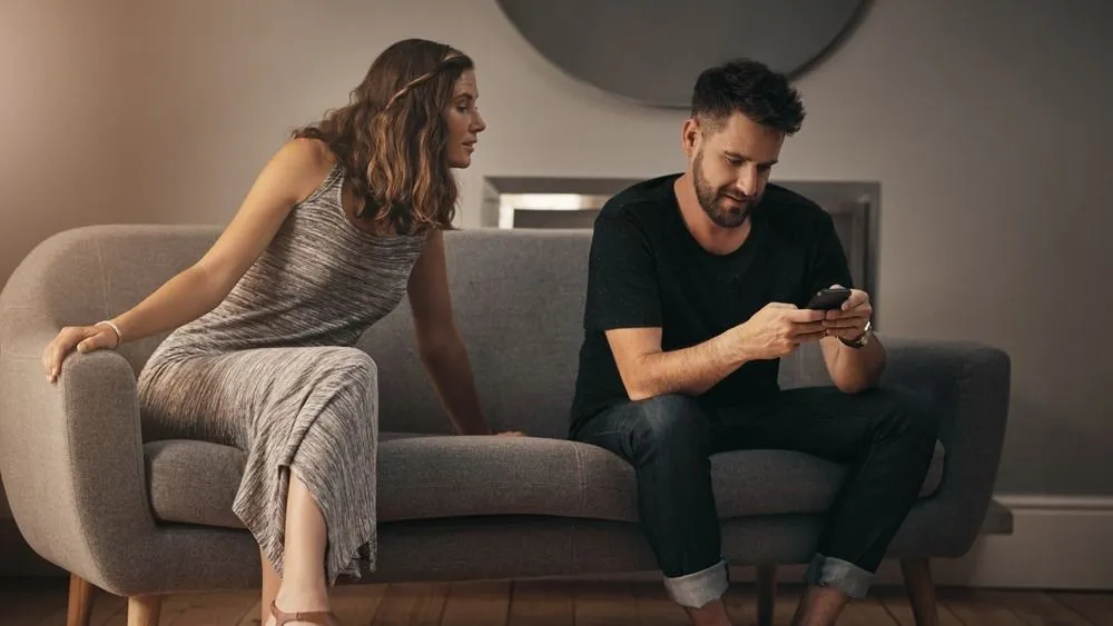 A telefonfüggőség tönkreteheti a párkapcsolatodat és a szexuális életedet