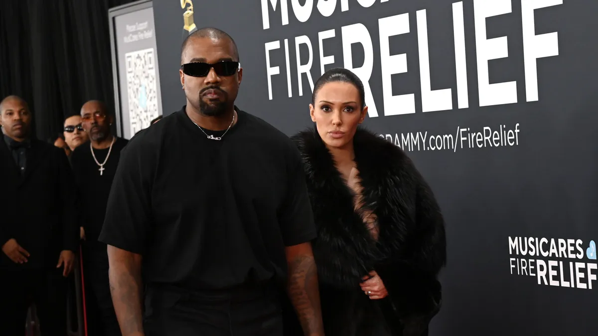 Kanye West felesége fehérneműs tehénfejést mutatott be a férje legújabb videóklipjében