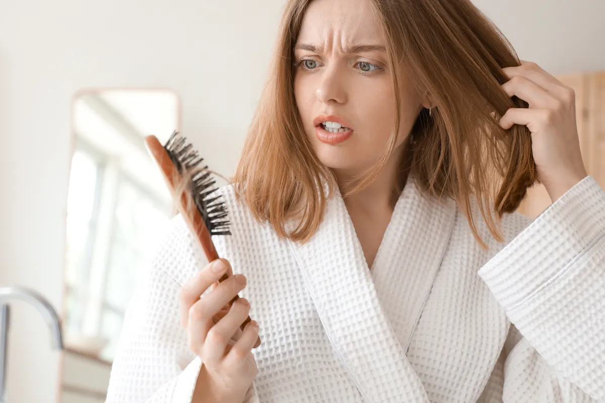 Hajhullás okai: stressz, vashiány vagy pajzsmirigyprobléma?