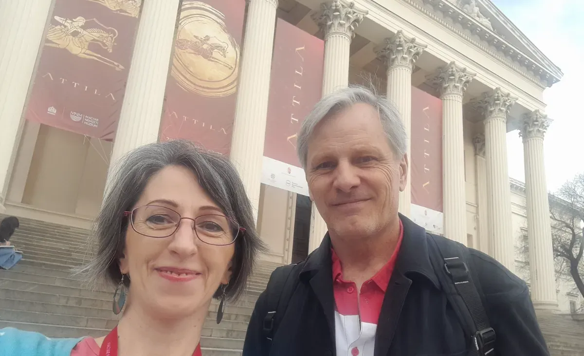 Viggo Mortensen és a Magyar Nemzeti Múzeum munkatársa, Kaszab Zsuzsanna.