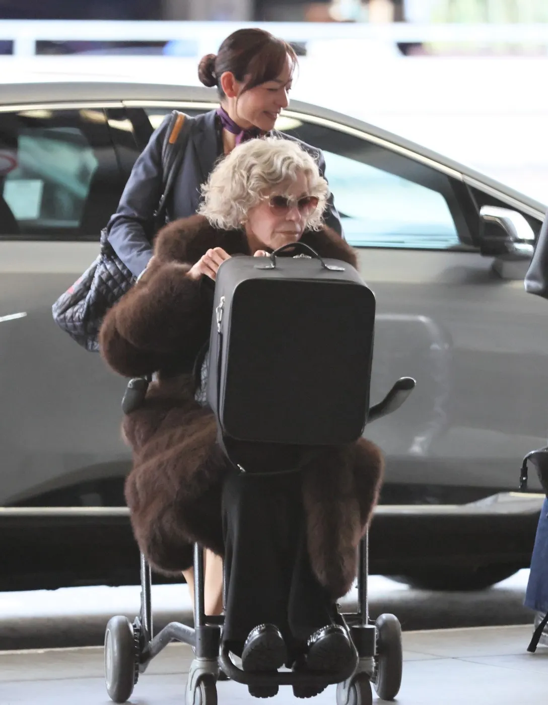 Jane Fonda kerekesszékkel közlekedett a repülőtéren
