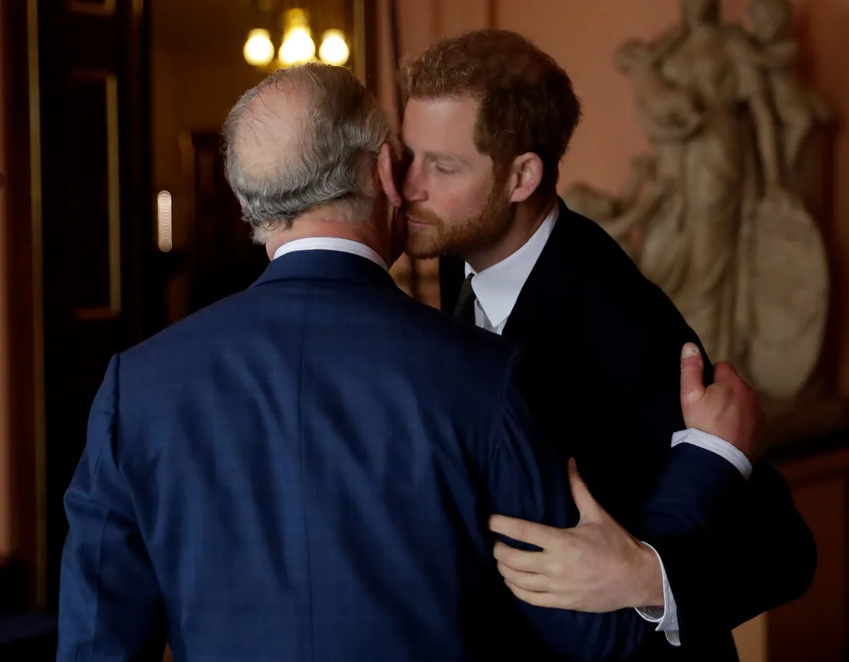 Károly király és Harry herceg végre találkozhatnak