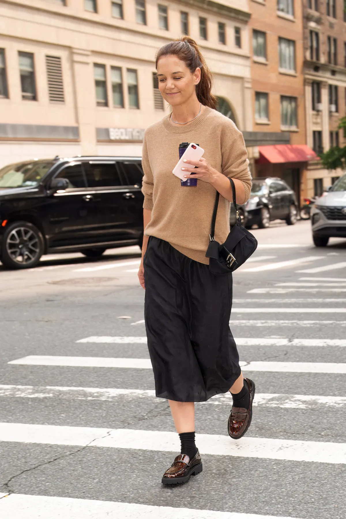 Katie Holmes egy cuki balerinával vagy más lapos cipővel viseli a midi szoknyát a hétköznapokban –bájos, new york-i stílusban.