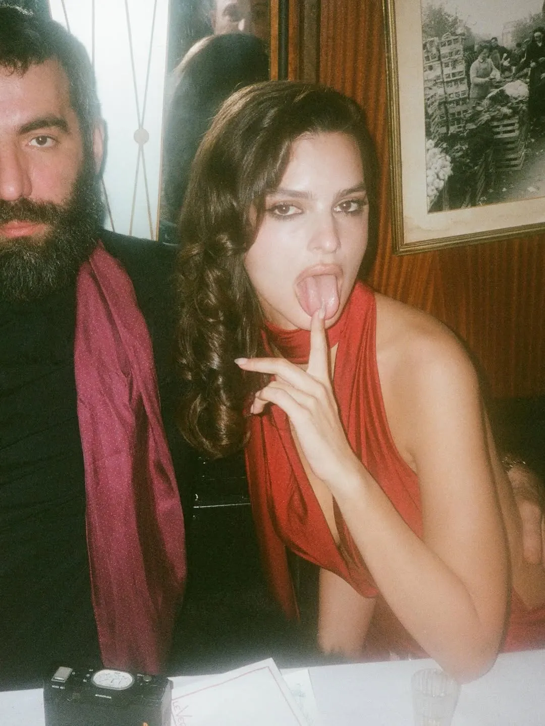 A képen Emily Ratajkowski és új pasija, Romain Gavras egy étteremben ülnek