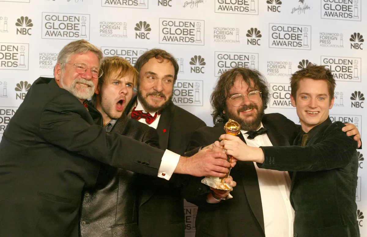 Peter Jackson, Elijah Wood és a stáb többi tagja a Golden Globe-ot ünneplik