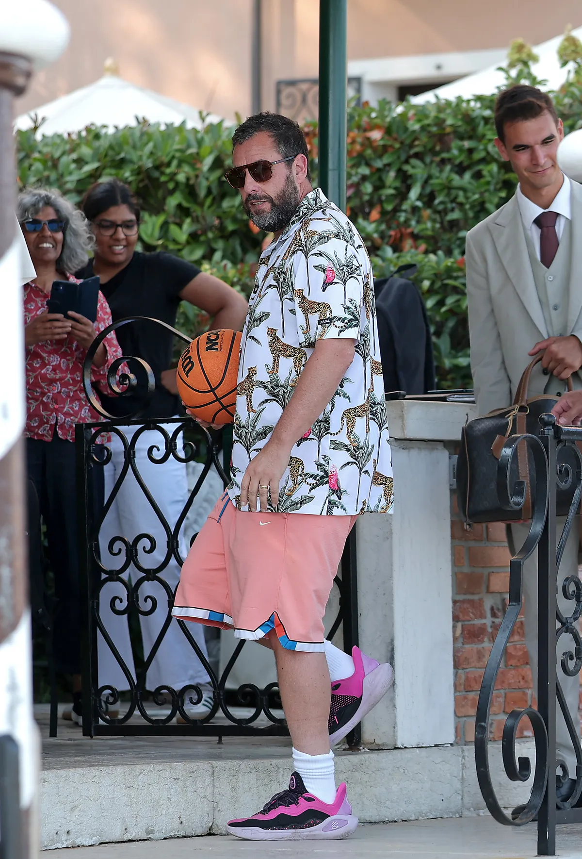 Adam Sandler hozta a tőle megszokott stílust.