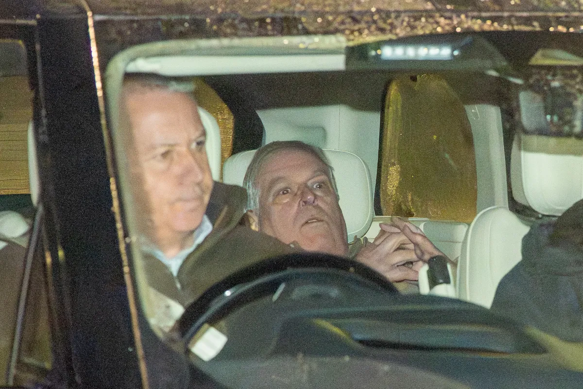 Andrew Mountbatten-Windsor az autó hátsó ülésén, miután kiengedték a rendőrségről.