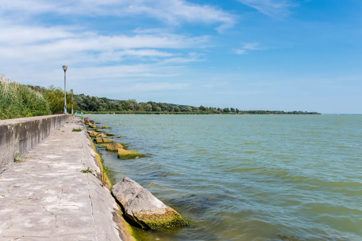 Betiltották a fürdőzést a népszerű Helikon Strandon