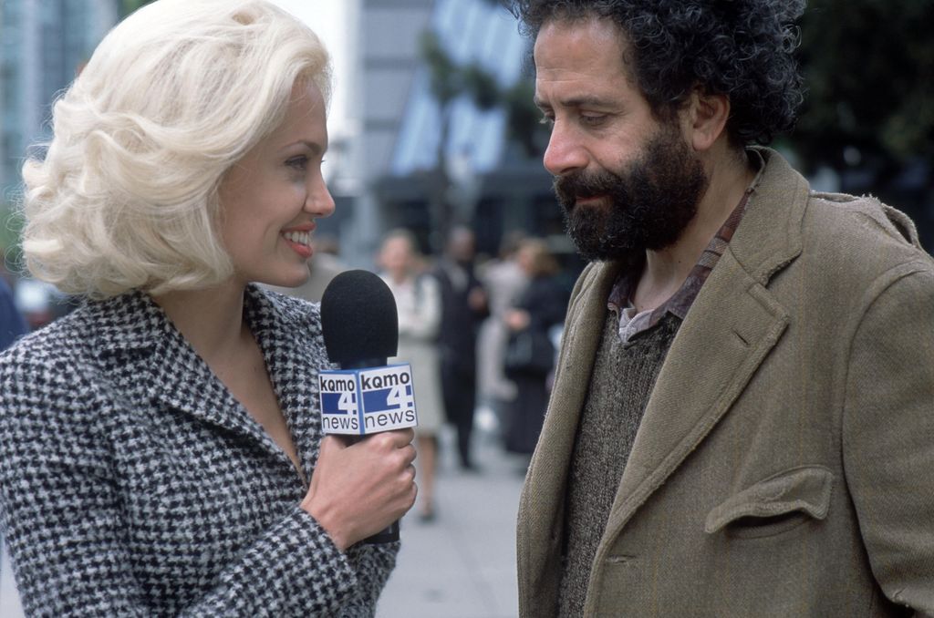 Angelina Jolie és Tony Shalhoub az Élet, vagy valami hasonló című 2002-es filmben.