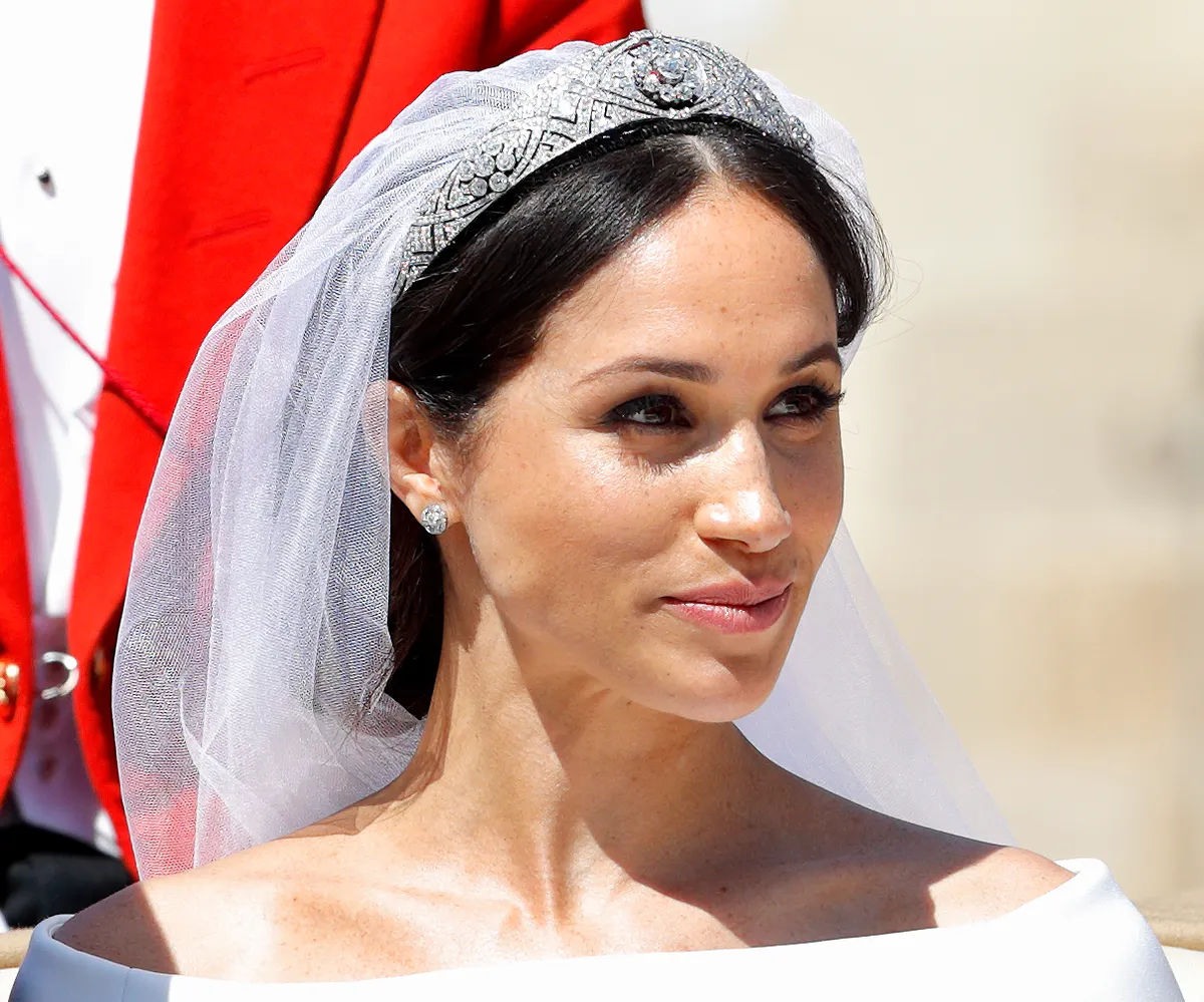 Meghan Markle a Queen Mary Diamond Bandeau tiarában ment férjhez.