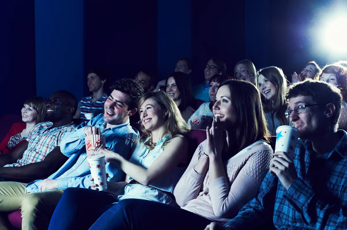 Filmes kvíz: emberek egy moziban szórakoznak.