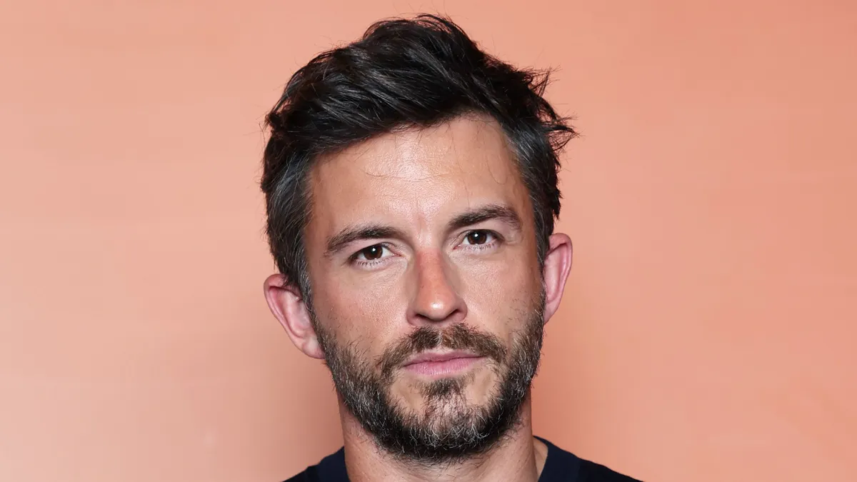 Jonathan Bailey halálhíréről írnak a pletykaoldalak.
