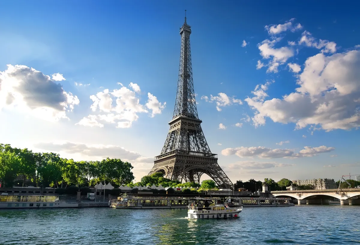 Eiffel,Tower,And,River,Seine,In,Summer,Paris,,France, Eiffel-torony