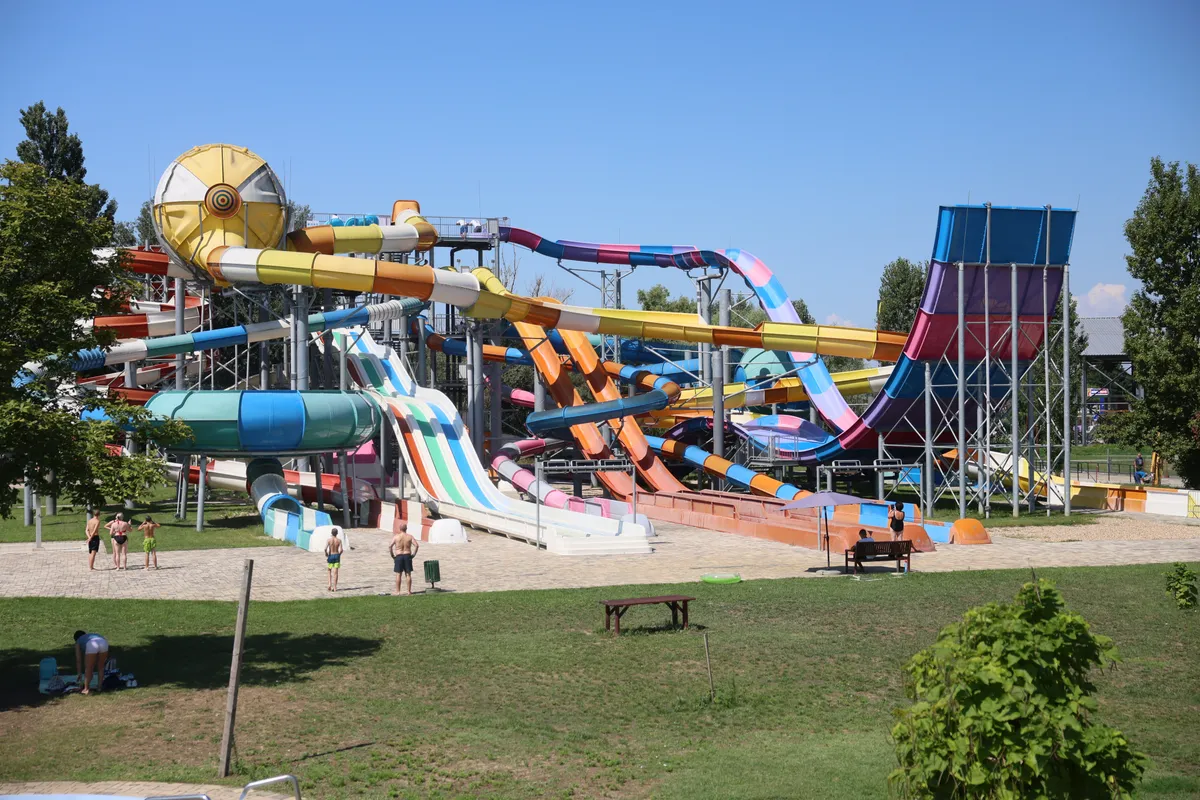 20250731 Kisvárda
Szikrázó napsütés , a kisvárdai Aquacinema Gyógyfürdő és Élményparkban.
Fotó: Sipeki Péter SP
Kelet-Magyarország