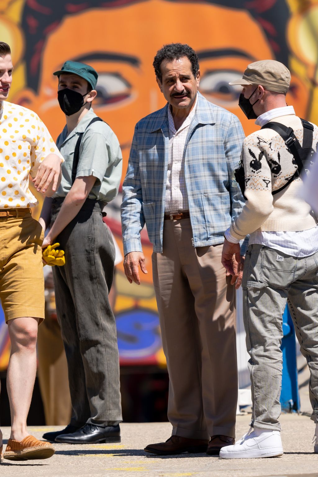 Tony Shalhoub a A káprázatos Mrs. Maisel című sorozat forgatásán 2021-ben.