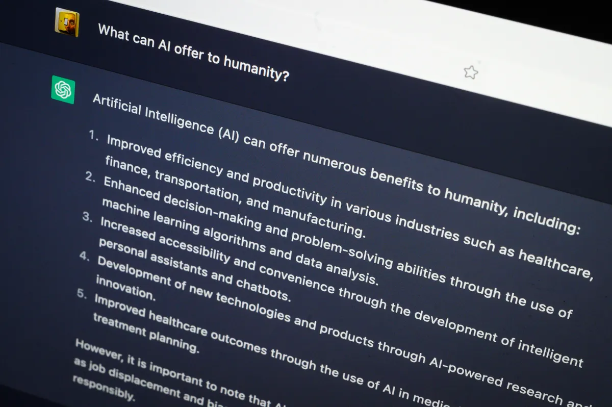 A mesterséges intelligencia válasza, hogy mire használható és miért jó az embereknek egy laptop képernyőjén.