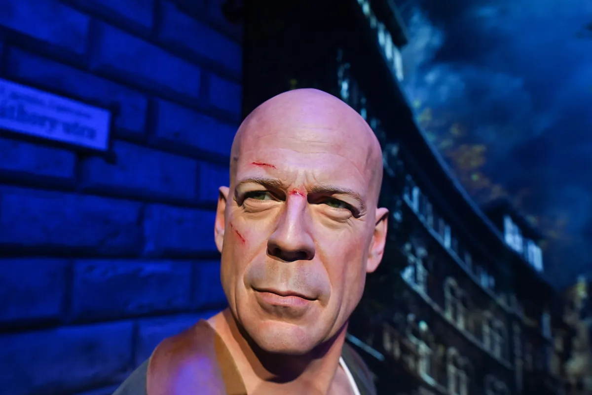 Budapest, 2023. május 23.
Bruce Willis amerikai színész viaszszobra a budapesti Madame Tussauds kiállítás sajtóbemutatóján a Palazzo Dorottyában 2023. május 23-án. Több világváros után május 25-én Budapesten is megnyitja kapuit a nagyközönség előtt a Madame Tussauds panoptikum 51 élethű magyar és nemzetközi viaszfigurával.
MTI/Bruzák Noémi