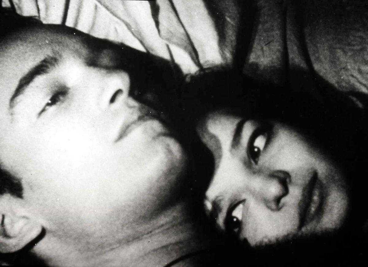 Kino. Schatten, Shadows, Schatten, Shadows, Anthony Ray, Lelia Goldoni Die Mulattin Lelia (Lelia Goldoni) lernt den weißen Tony (Anthony Ray) kennen und verliebt sich in ihn. , 1960. (Photo by FilmPublicityArchive/United Archives via Getty Images)