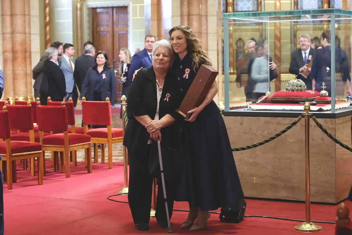 Rúzsa Magdi az édesanyjával érkezett a Kosssuth-díj átadására.