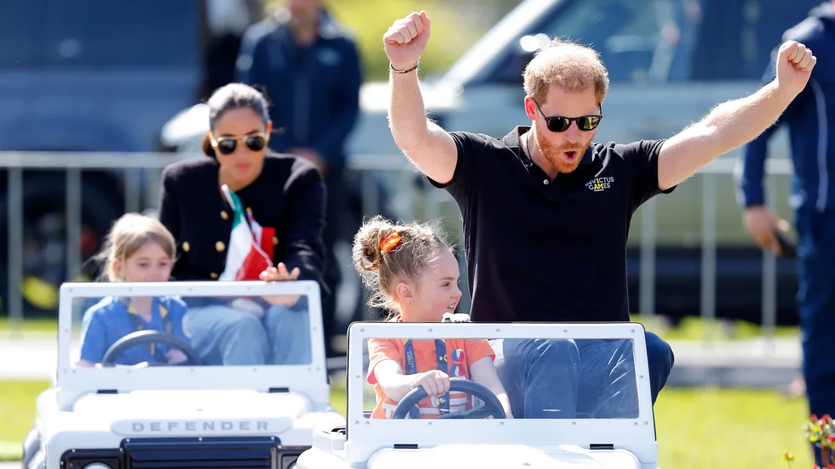 Meghan Markle és Harry herceg kísérik a mini Land Rovert vezető gyerekeket a Land Rover Driving Challenge versenyen.