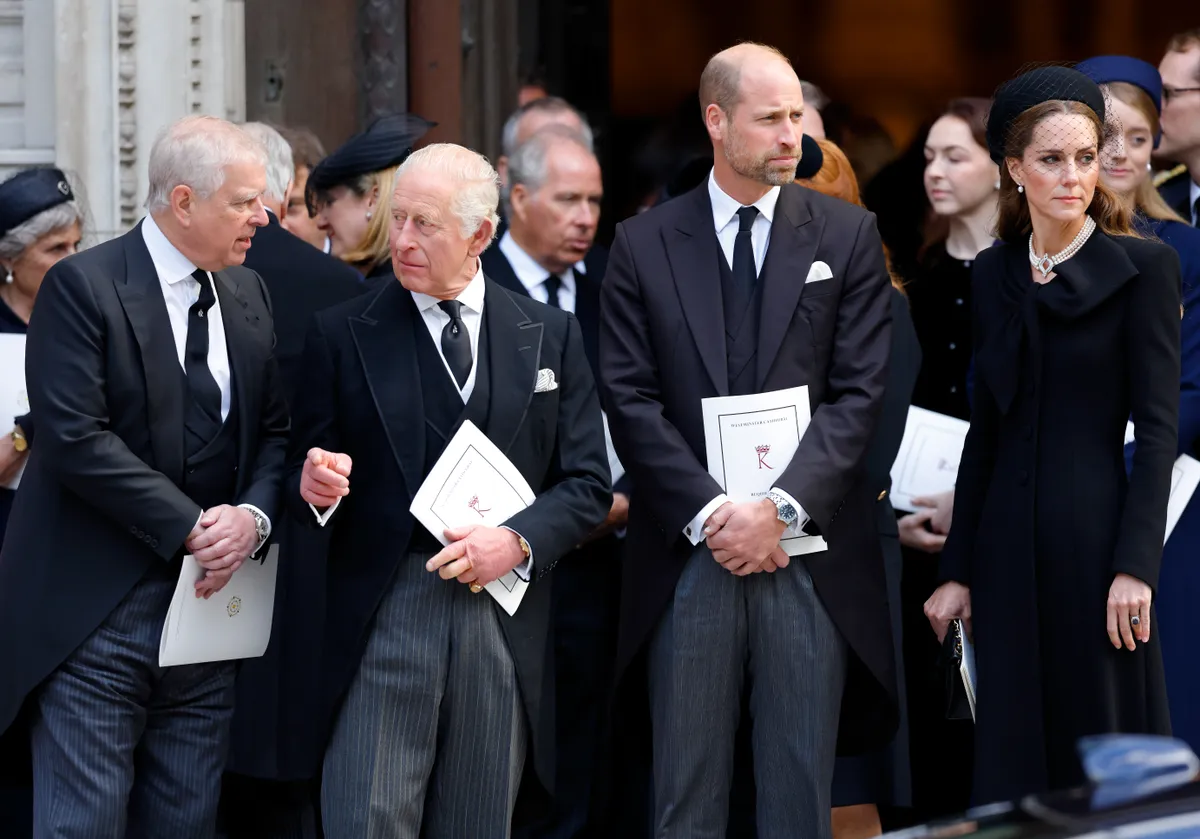 Károly király után Vilmos herceg a trón várományosa. Andrew Mountbatten-Windsor és több más királyi családtag helyzetét felül kell vizsgálni az utódlási sorban.