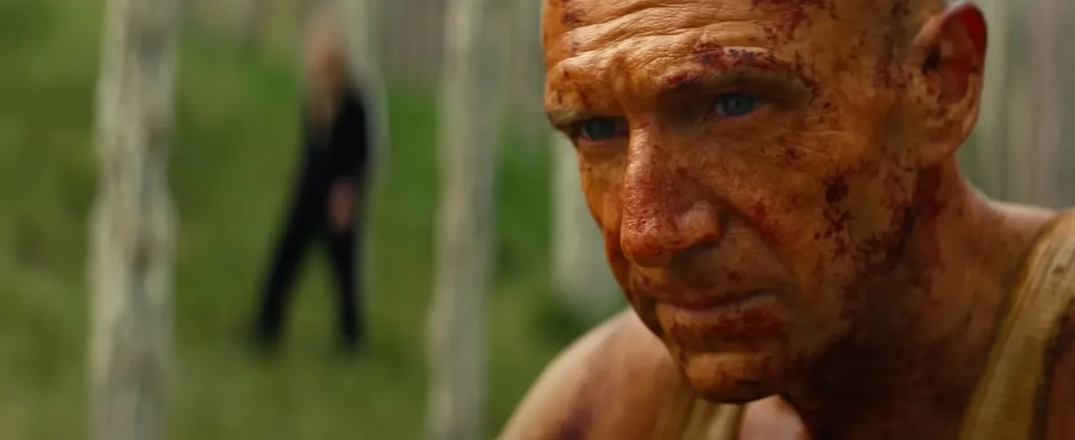 Ralph Fiennes hatalmas alakítást ígér a 28 évvel később: Csonttemplom zombihorrorban.