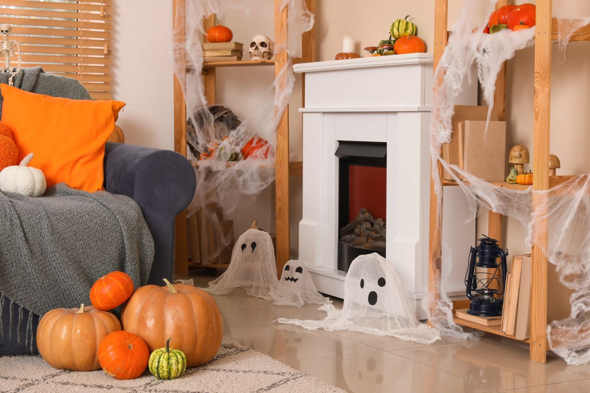 Pár apró dekor is halloweeni hangulatot varázsolhat a lakásba.