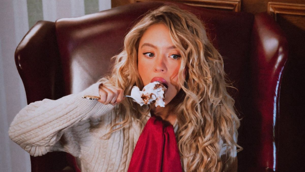 Sydney Sweeney legújabb fehérneműkollekciójának reklámkampányban kedvenc karácsonyi klasszikusainkat alkotta újra. 