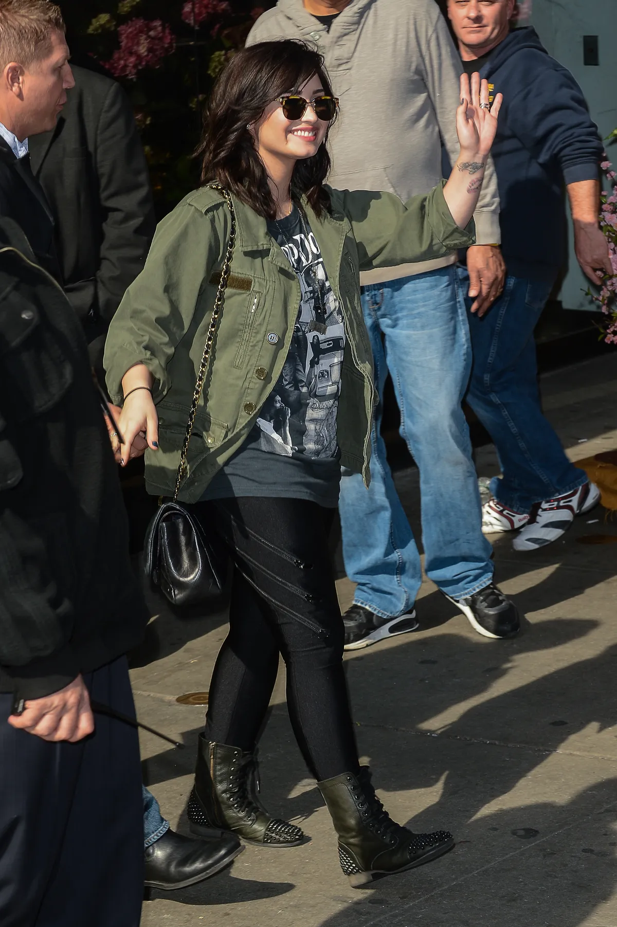 Demi Lovato egy khaki dzsekiben 2013-ban