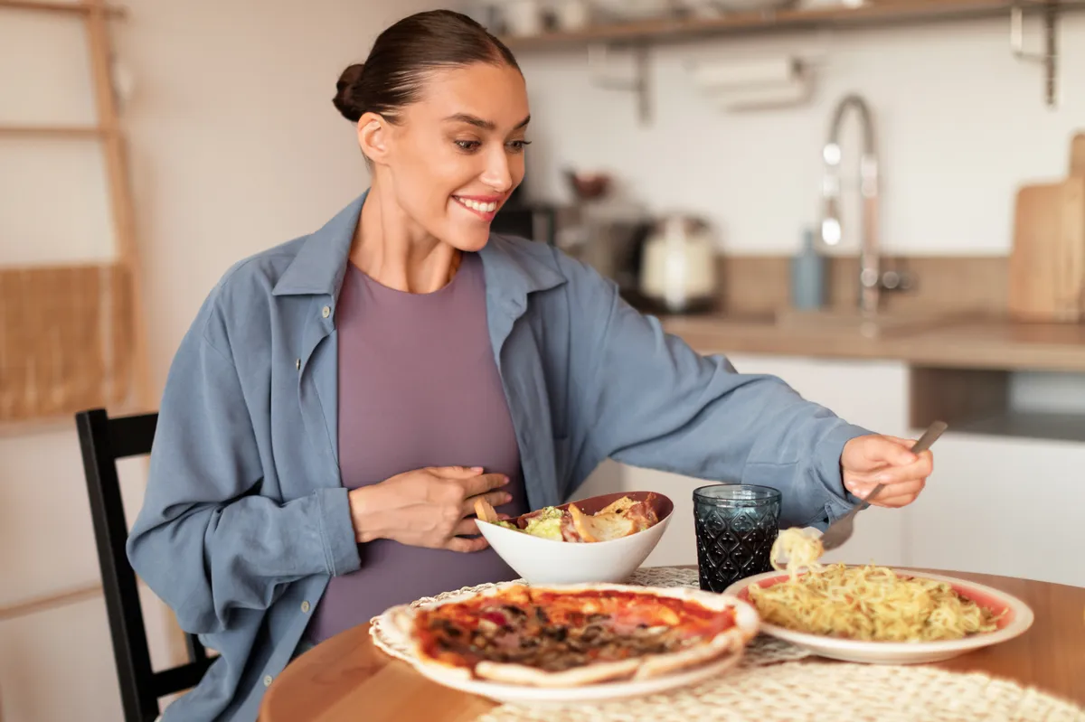 Terhesség alatt fiatal nő pizzát eszik