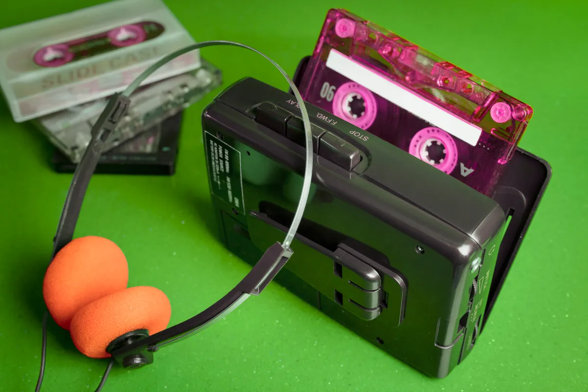 Retró tárgyak: egy régi walkman zöld háttérrel.