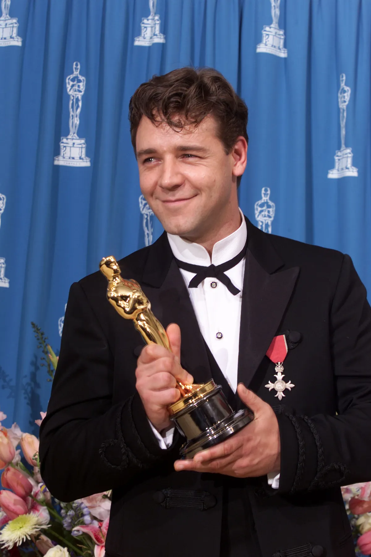 Legjobb Oscar-díjas filmek: Russel Crowe az Oscar-díjjal a kezében, amit a Gladiátor főszerepéért kapott. 