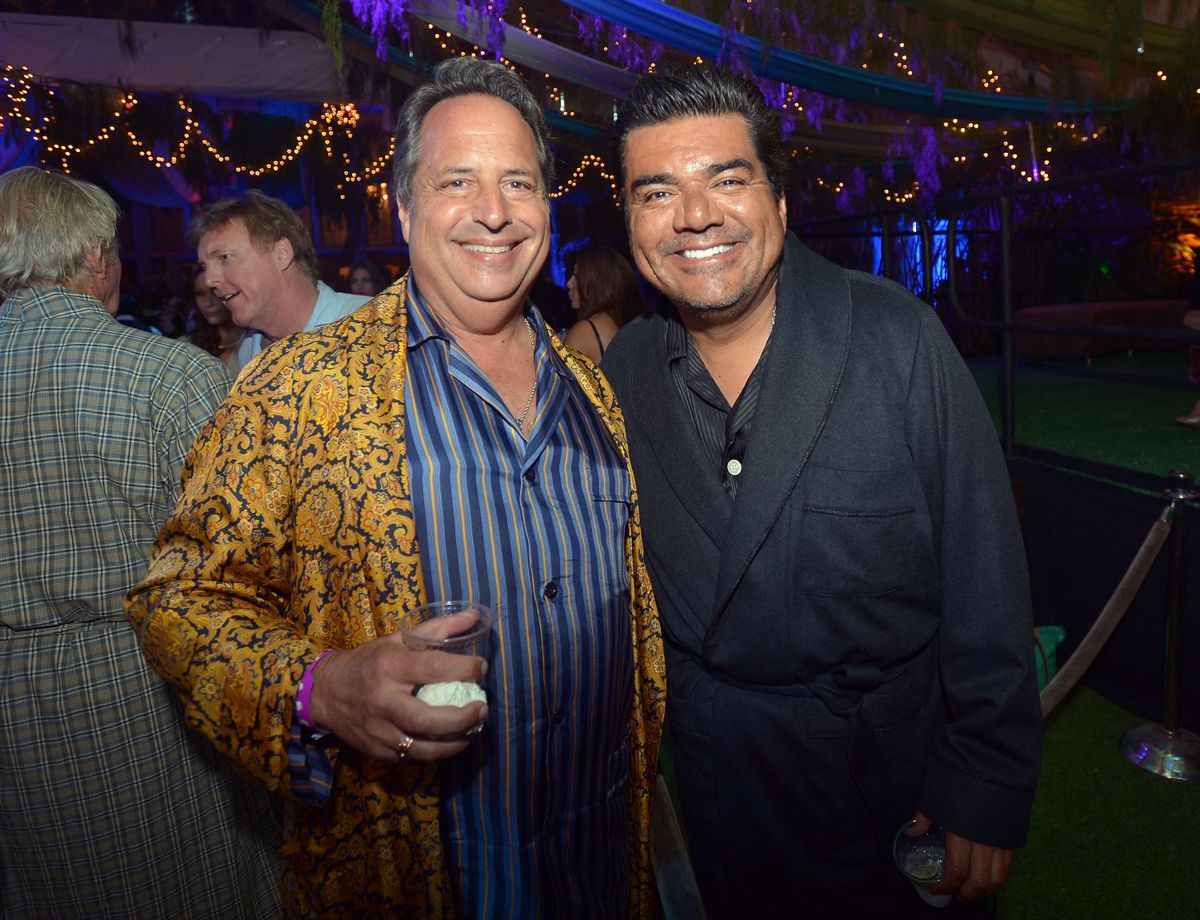 Jon Lovitz és George Lopez a Playboy-villában, Hugh Hefner egyik buliján 2013-ban.