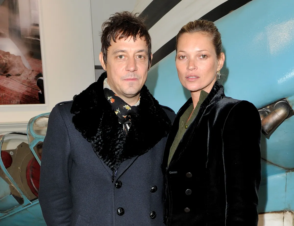 LONDON, ENGLAND - OCTOBER 17:  (EMBARGOED FOR PUBLICATION IN UK TABLOID NEWSPAPERS UNTIL 48 HOURS AFTER CREATE DATE AND TIME. MANDATORY CREDIT PHOTO BY DAVE M. BENETT/GETTY IMAGES REQUIRED)  Jamie Hince (L) and Kate Moss attend a private view of 'Tim Walker: Story Teller' supported by Mulberry at Somerset House on October 17, 2012 in London, England.  (Photo by Dave M. Benett/Getty Images)