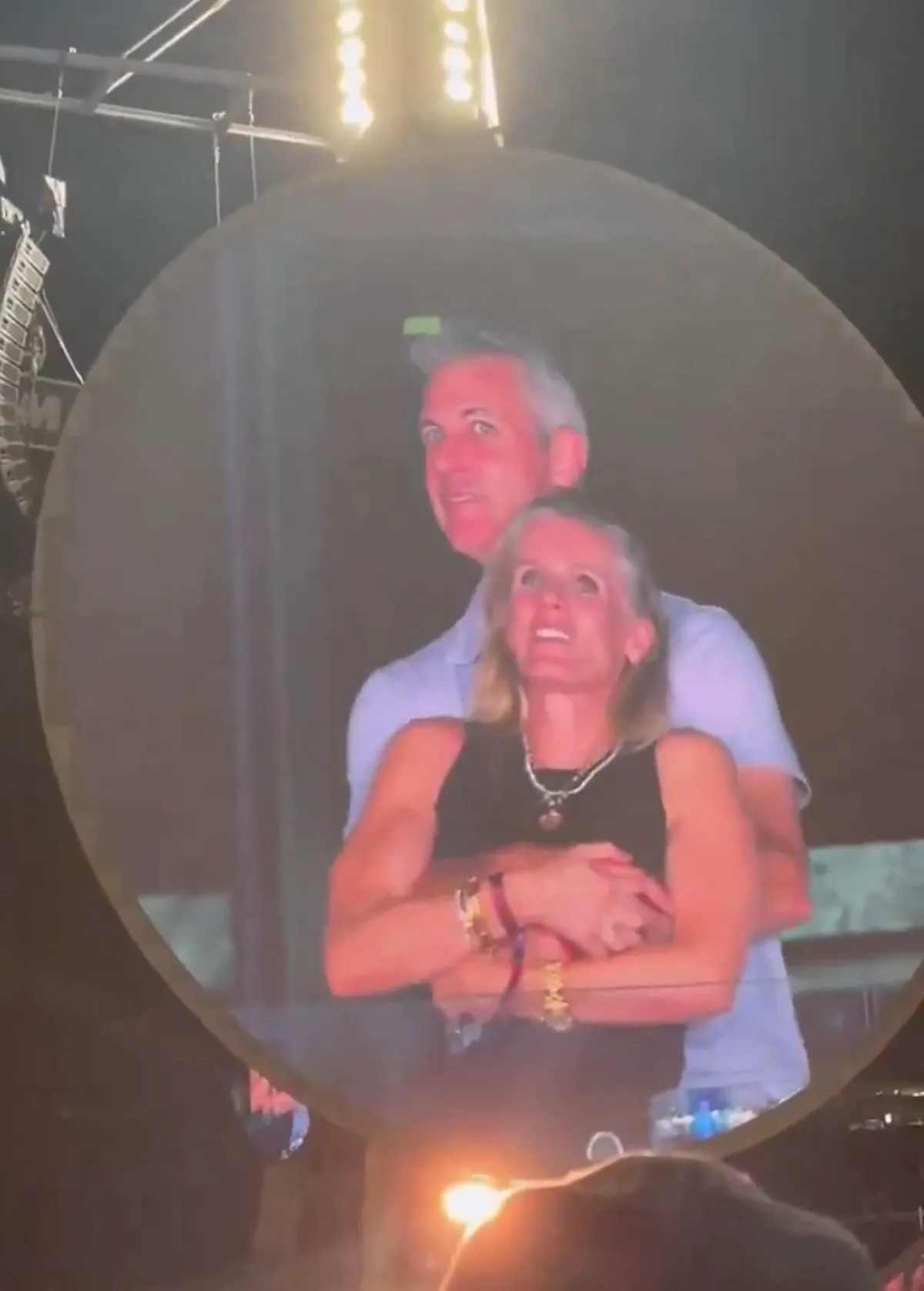 Lors d’un concert de Coldplay au Gillette Stadium de Boston, une séquence qui devait être amusante est vite devenue très gênante. Comme souvent dans les stades américains, une «Kiss Cam» — une caméra qui filme un couple dans la foule pour les inviter à s’embrasser s’est arrêtée sur deux spectateurs proches et visiblement complices. Le chanteur Chris Martin a commenté la scène sur le ton de l’humour : «Oh regardez ces deux-là... Comment ça va ? Hein ? Soit ils ont une liaison, soit ils sont juste très timides», a-t-il lancé en riant. Une blague qui allait se révéler étrangement juste… Coldplay a accidentellement révélé une prétendue liaison entre Andy Byron, PDG d’Astronomer (une grosse entreprise américaine) et sa collègue Kristin Cabot à leur concert avec la Love Cam. Problème : les deux seraient mariés.. mais pas ensemble ! Les deux personnes filmées étaient Andy Byron, PDG de la société Astronomer, et Kristin Cabot, cadre de la même entreprise. Problème : Andy Byron est marié et père de famille. Pris au dépourvu par la caméra et les projecteurs, le duo a rapidement détourné les yeux, s’est couvert le visage, puis a quitté précipitamment la zone sous les rires du public. Très vite, la vidéo a été diffusée sur TikTok, Instagram, X et d’autres plateformes. Le clip est devenu viral, provoquant un tollé en ligne. Le scandale ne reste pas cantonné à la sphère privée. Astronomer, l’entreprise dirigée par Andy Byron, est valorisée à plus d’un milliard de dollars. Voir son PDG — et la responsable des ressources humaines — exposés dans une situation aussi délicate risque d’avoir de lourdes répercussions internes. During a Coldplay concert at Gillette Stadium in Boston, a supposedly funny scene quickly turned very awkward. As is often the case in American stadiums, a "Kiss Cam"—a camera that films a couple in the crowd to invite them to kiss—stopped on two nearby and visibly close spectators. Singer Chris Martin commented on the scene humorously: "Oh, look at those two... How's it going? Huh? They're either having an affair or they're just really shy," he said, laughing. A joke that would prove strangely accurate... Coldplay accidentally revealed an alleged affair between Andy Byron, CEO of Astronomer (a large American company), and his colleague Kristin Cabot at their concert with the Love Cam. The problem: the two were allegedly married... but not to each other! The two people filmed were Andy Byron, CEO of Astronomer, and Kristin Cabot, an executive at the same company. Problem: Andy Byron is married and a father. Caught off guard by the camera and spotlight, the duo quickly looked away, covered their faces, and then hurriedly left the area to the laughter of the audience. The video quickly spread to TikTok, Instagram, X, and other platforms. The clip went viral, sparking an online uproar. The scandal isn't confined to the private sphere. Astronomer, the company headed by Andy Byron, is valued at over $1 billion. Seeing its CEO—and head of human resources—exposed in such a delicate situation risks serious internal repercussions.