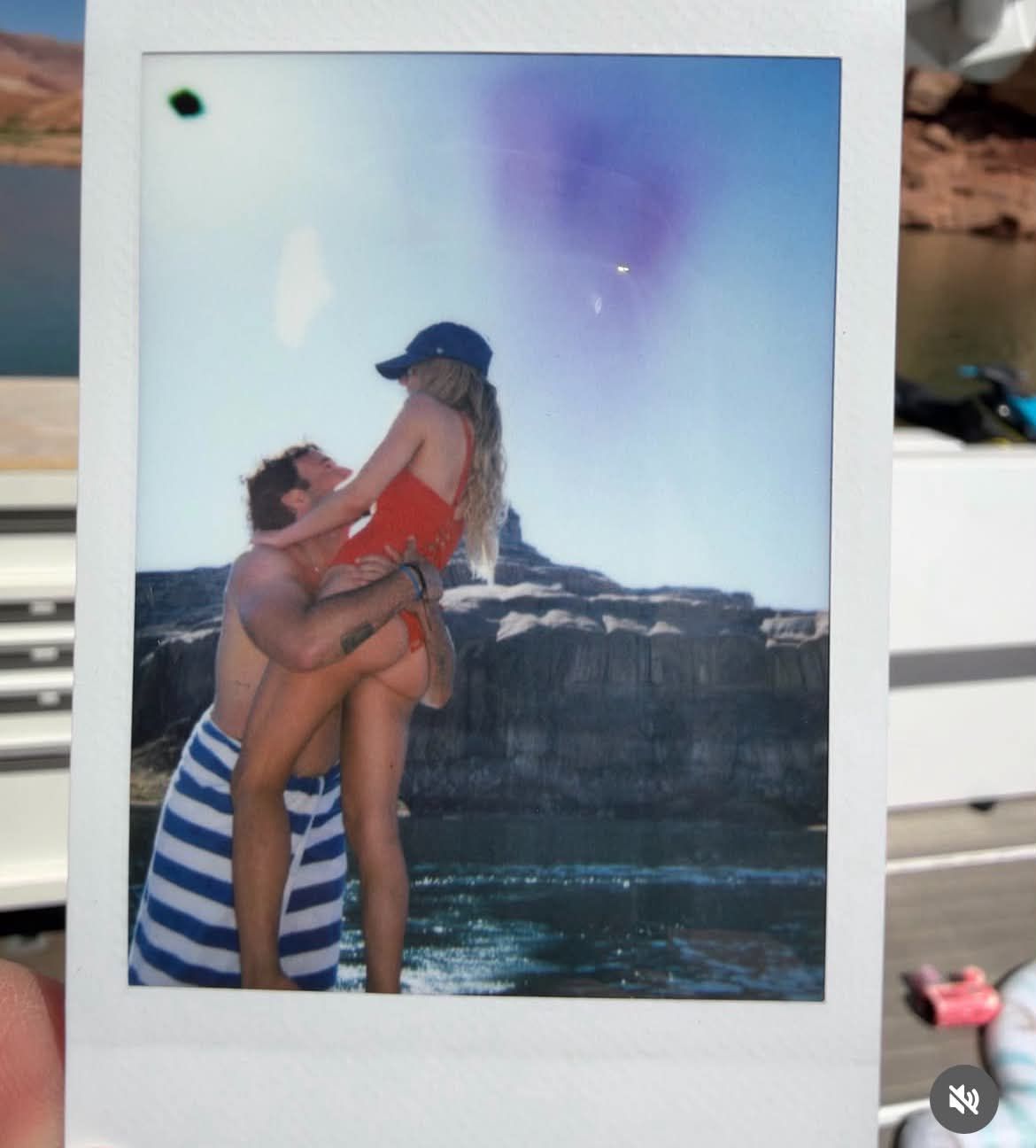 Sydney Sweeney piros fürdőuhában a barátjával.
