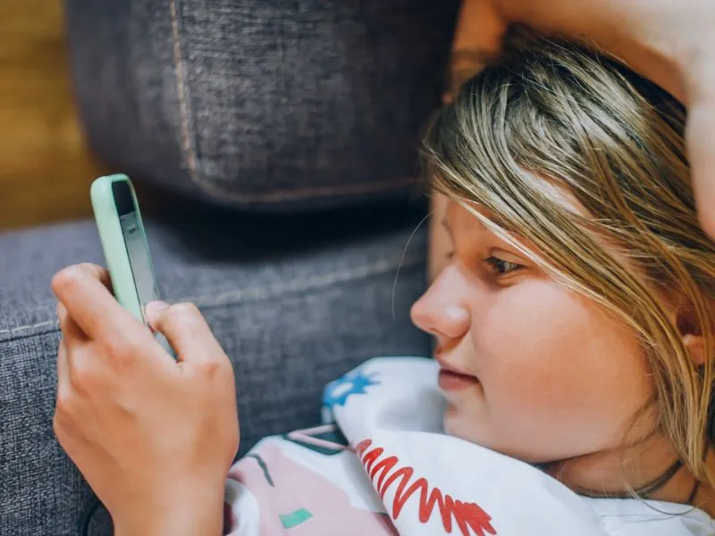 A mobiltelefon-függőség negatívan befolyásolja a fiatalok életét.