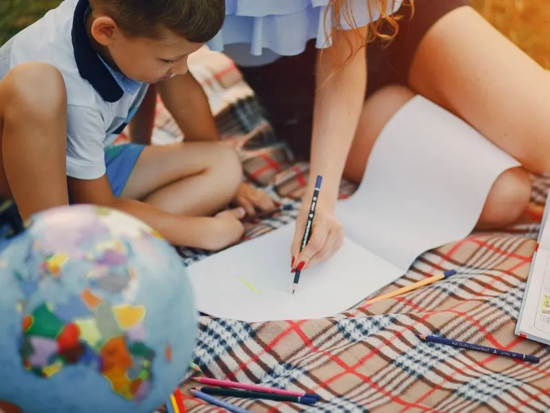 A naplóírás gyerekeknek nem csupán kreatív elfoglaltság, hanem fejleszti az önkifejezést, az érzelmi intelligenciát és erősíti a családi kapcsolatot.