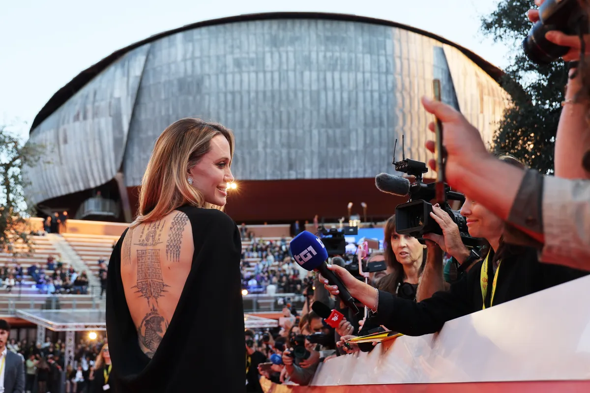 Angelina Jolie Rómában: mindenkit lenyűgözött a háttetoválása