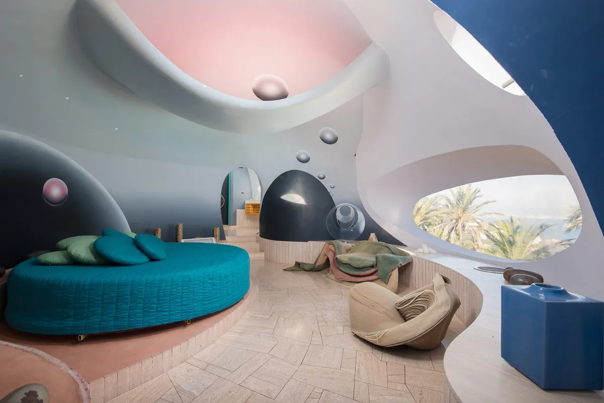 Space age design berendezés kék és bézs berendezéssel.