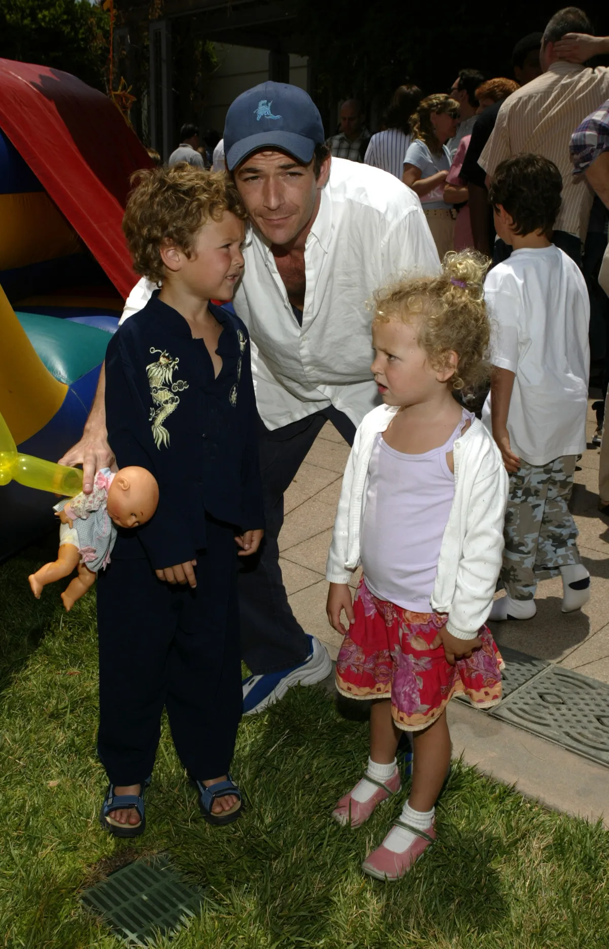 LOS ANGELES - JUNE 6: (US TABS AND HOLLYWOOD REPORTER OUT) Actor Luke Perry and kids Jack and Sophie attend an afterparty for the premiere of  "Garfield - The Movie" at the Twentieth Century Fox studio lot on June 6, 2004 in Los Angeles, California. (Photo by Vince Bucci/Getty Images)