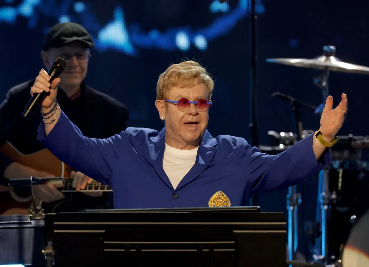 Tyúklábminta, Sir Elton John kanapéján